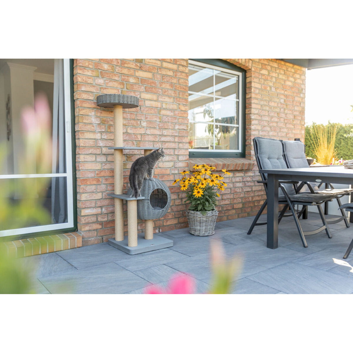 TRIXIE Outdoor Kratzbaum Amalia: Abenteuer für deine Katze im Freien! – Grundfläche: 48 × 48 cm, Höhe: 143 cm