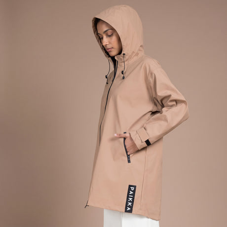 PAIKKA Human Visibility Raincoat Lite Taupe – reflektierende Damen-Regenjacke
