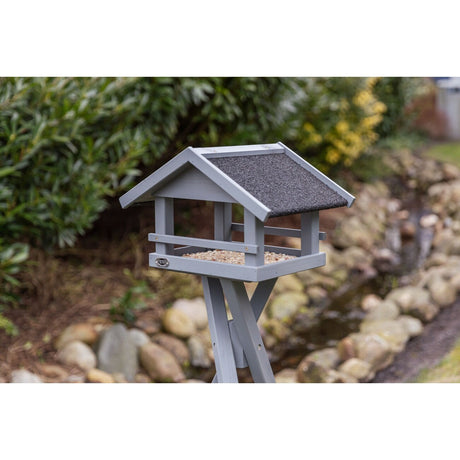 Graues natura Futterhaus mit Dachüberstand und Ständer