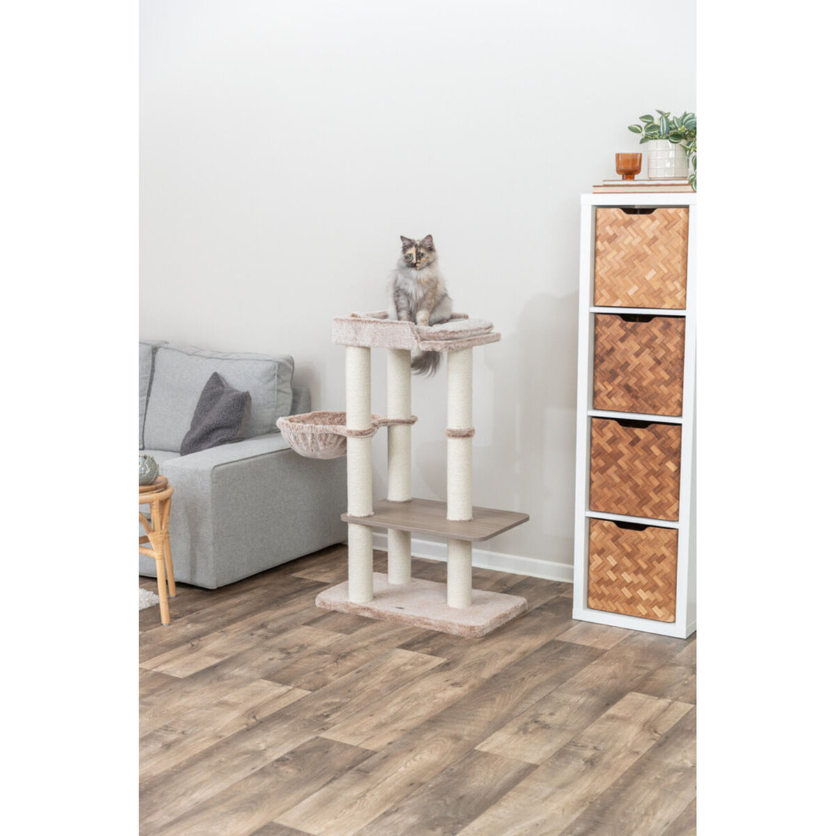 TRIXIE Kratzbaum Sienna – Moderner und Großer Kratzbaum in Holzoptik für Katzen – 105 cm, taupe